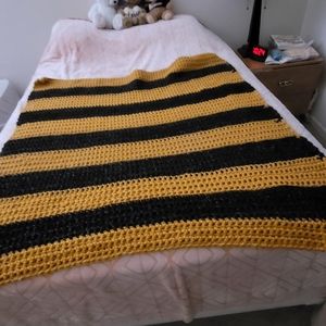 Home nade crochet throw blanket and hat